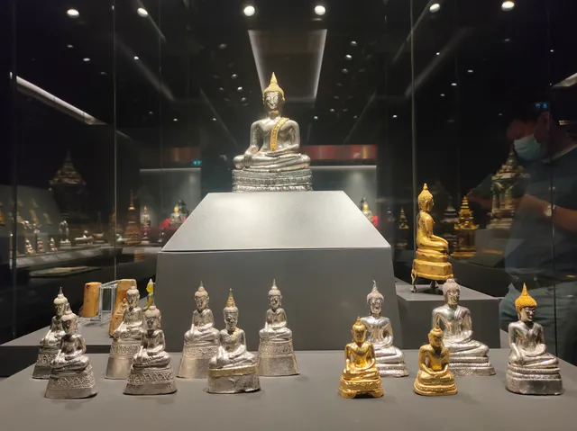 Praphat Phiphithaphan Building