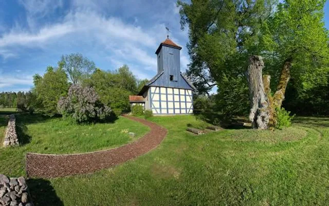 Kirchlein im Grünen