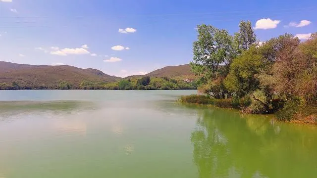 Zona de recreo y baño Lago Carucedo