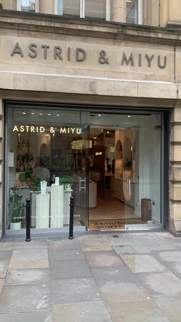 Astrid & Miyu | Manchester