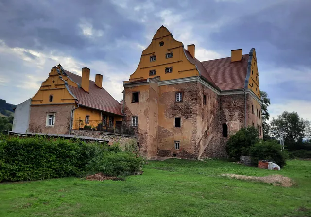 Castle Kapitanowo. Foundation
