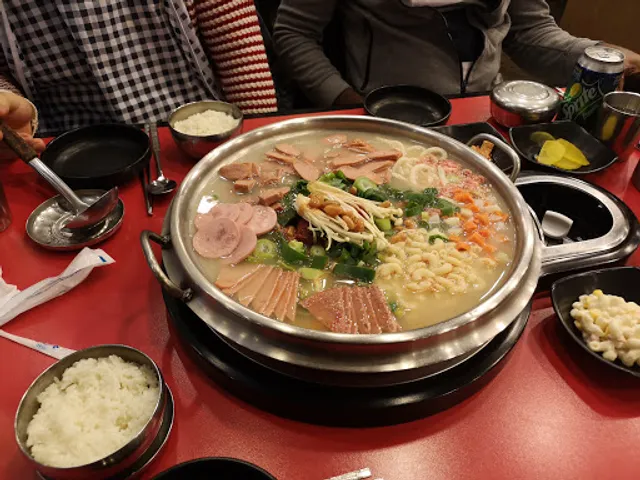 놀부부대찌개철판구이 진해용원점