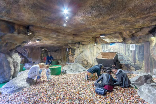 Scratch Patch Mineral World and cave golf