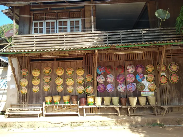 Huay Sua Thao: Kayan (long neck) village
