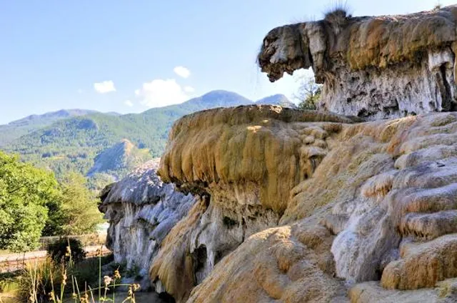 Fontaine Pétrifiante De Réotier
