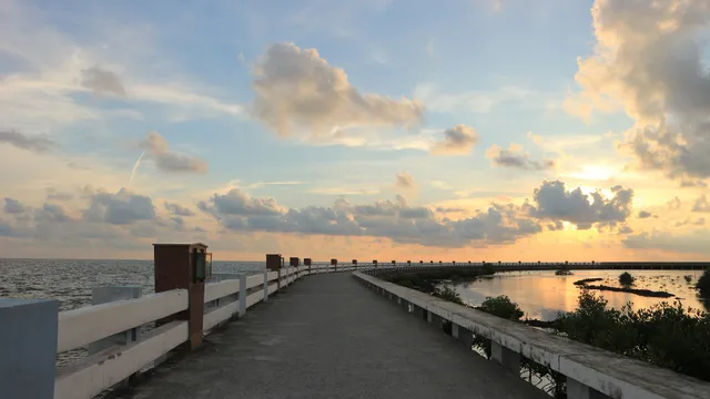 Đê chắn sóng Mũi Cà Mau