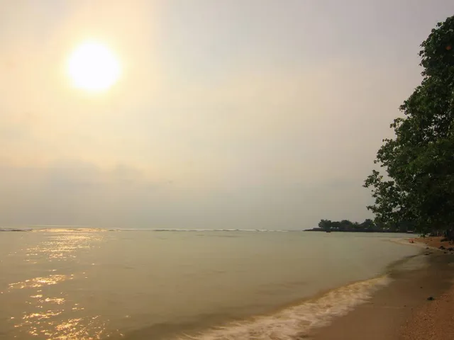 Pantai Matahari Carita Pandeglang