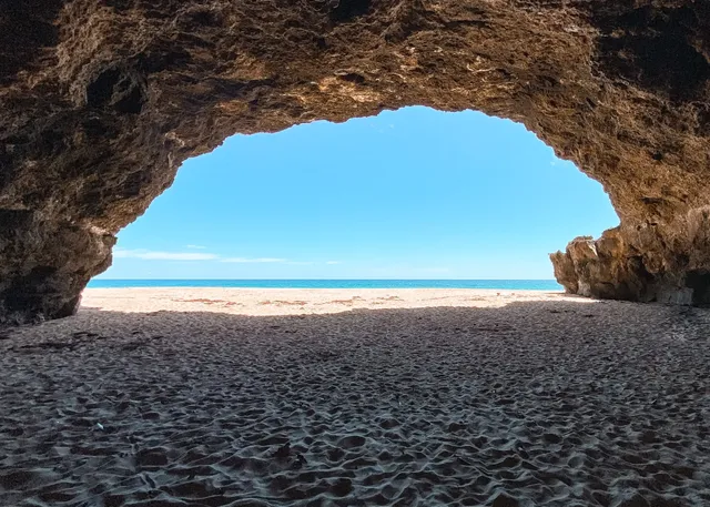 Playa Cueva Golondrinas