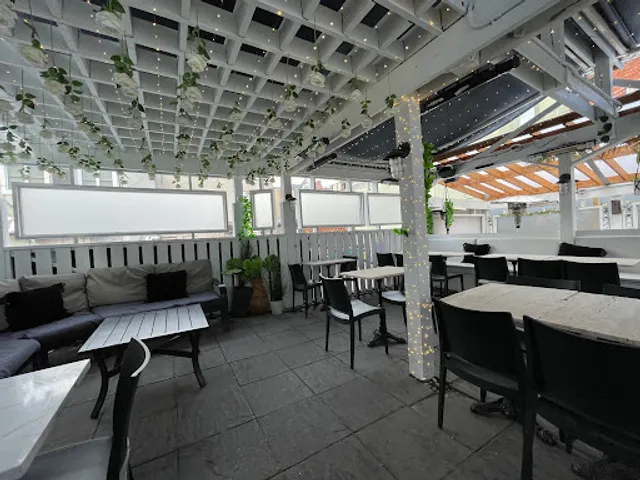 s o m e w h e r e dine bar