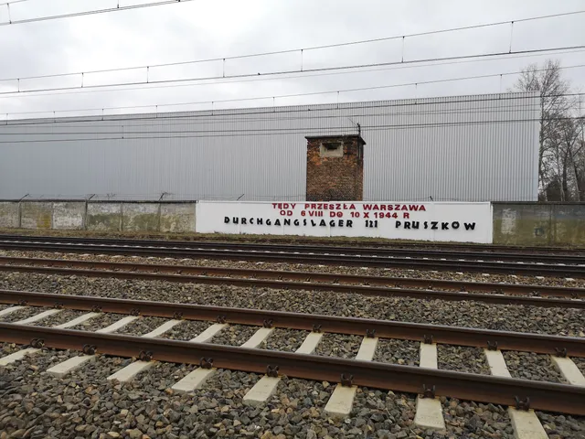 Pomnik Dulagu 121 "Tędy przeszła Warszawa"