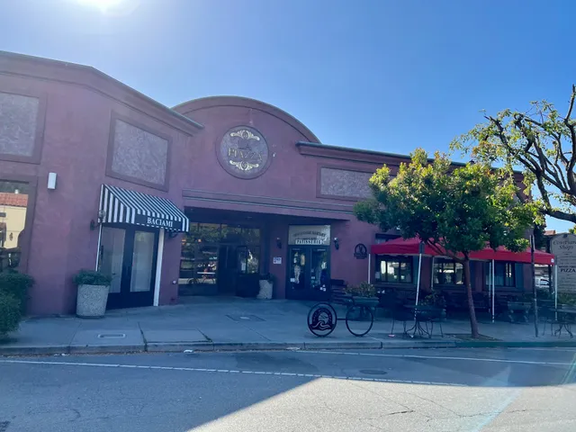 la plazza courtyard shops & services