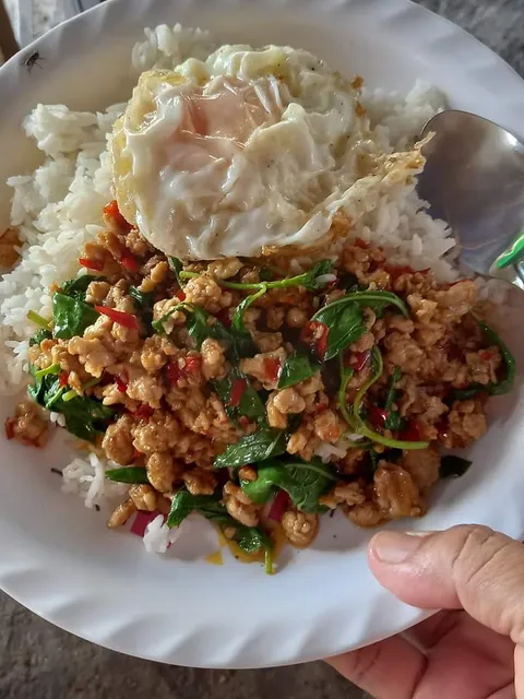 ร้านกระเพราถาด เฉลิมพระเกียรติร.๙ ซ.28