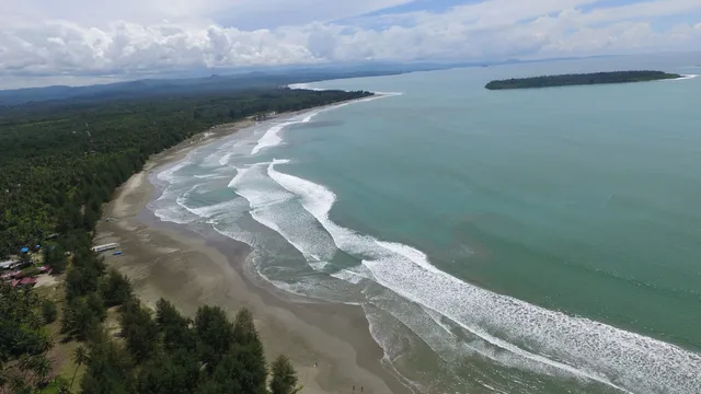 Pantai Sirombu