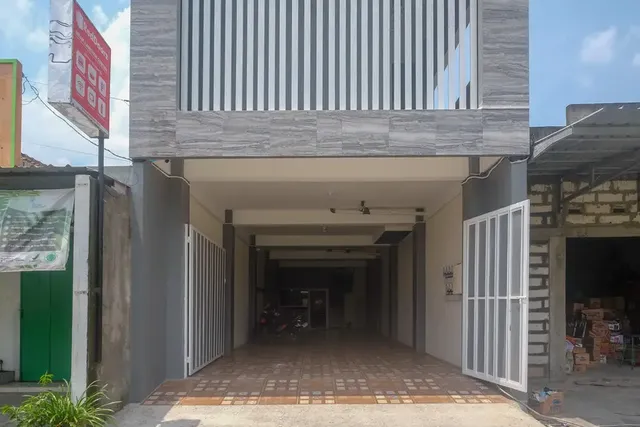 RedDoorz near Laweyan Gentan