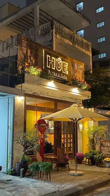 HÚE BOOKS & CAFE
