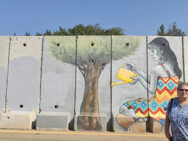 קירות מדברים