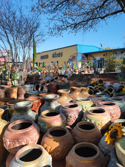 Cuevas piñatas y cantina