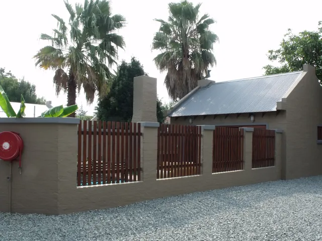 Commalong Tours, Shuttles & Lodge