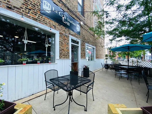 Le Cafe Station Grill