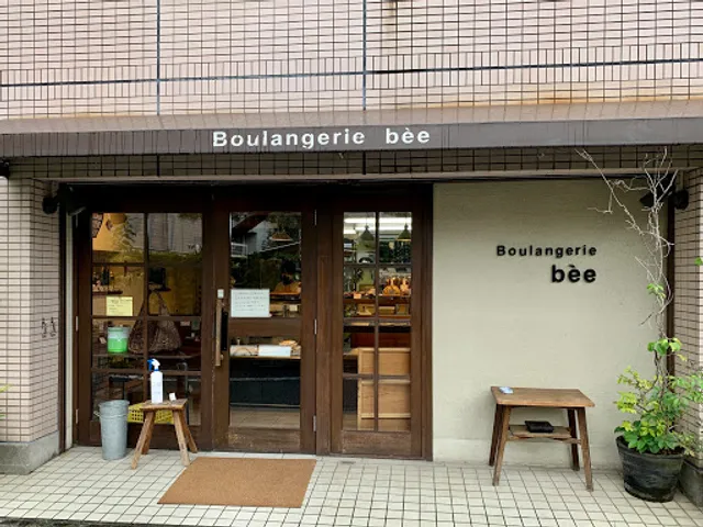 パンとお菓子とカフェ bèe