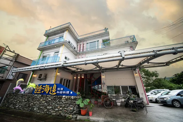睡海邊民宿/不限時KTV、電動麻將桌/寵物友善民宿/親子/電梯主題/日出海景/水上活動/家庭聚會