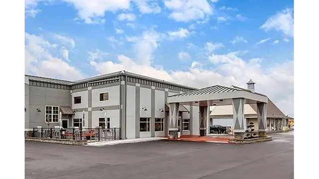 Days Inn & Suites by Wyndham Bowling Green