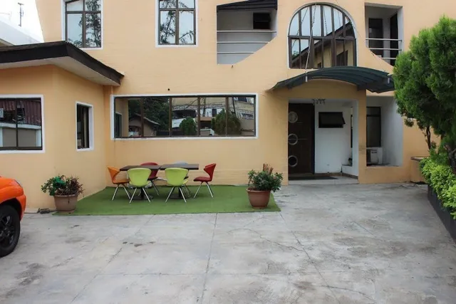 The Hedge Suites / Hedge Lounge