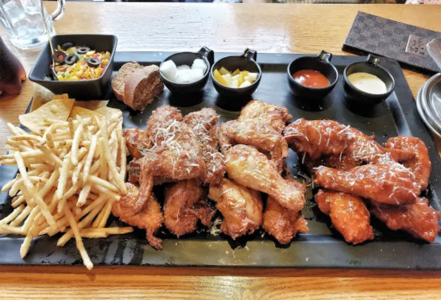 Noonaholdak Hongdae - Oven Baked Chicken and Beer