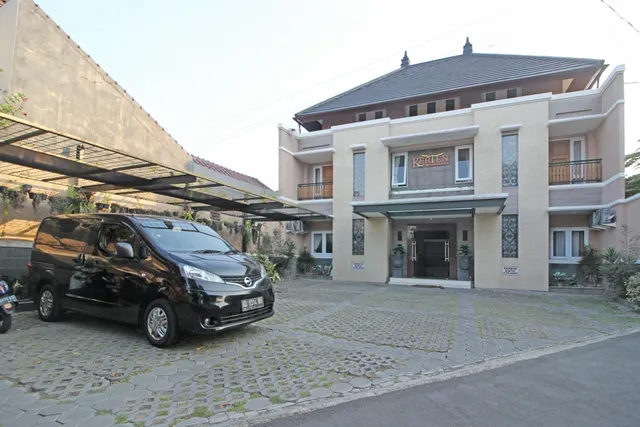 RedDoorz Plus near Solo Square 2