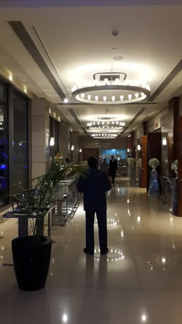 Club Lounge - Crowne Plaza