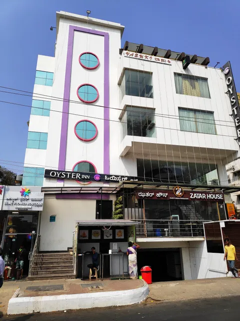 Oyster Inn - Hotel in Electronics City