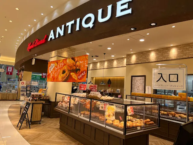 Heart Bread Antique Honmoku Front Shop