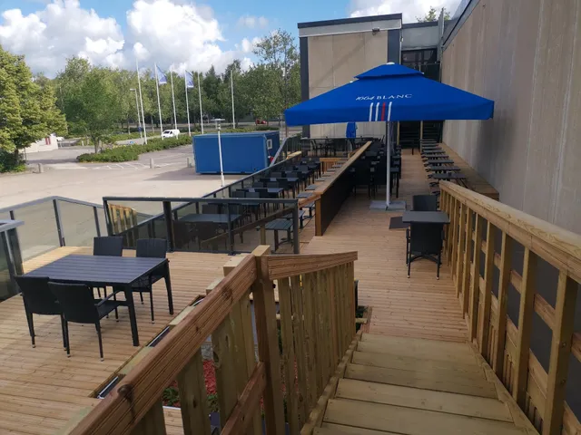 Vintage Sport Cafe / Hotelli Tikkurila