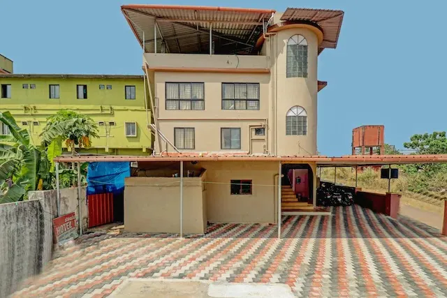 OYO 79093 Hotel Half Moon