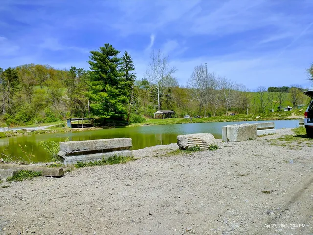 84 Lakes Bar And Grill