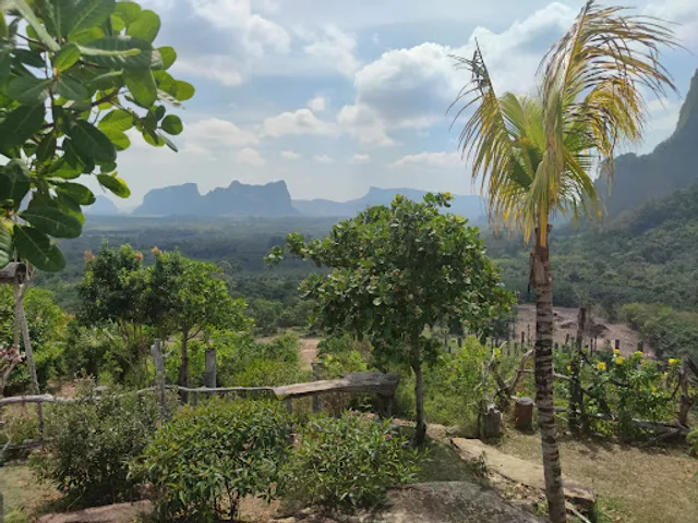 Trail up to Kuan Nom Saow viewpoint