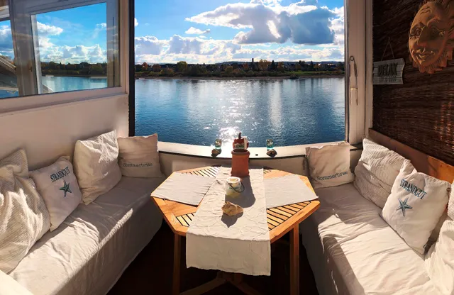 VILLA RHEINSTEIN AM SCHLOSS ENGERS - Exklusive Ferienwohnung mit Rheinblick