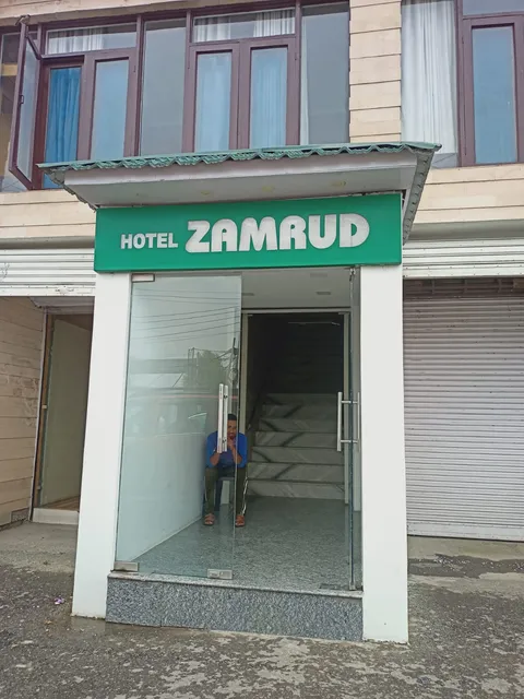 Hotel zamrud