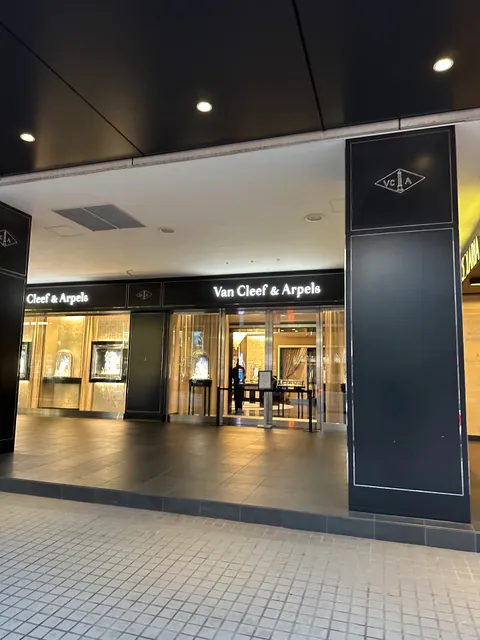 Van Cleef & Arpels (Fukuoka - Solaria) ヴァン クリーフ＆アーペル 福岡店
