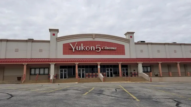 Chisholm Shopping Center