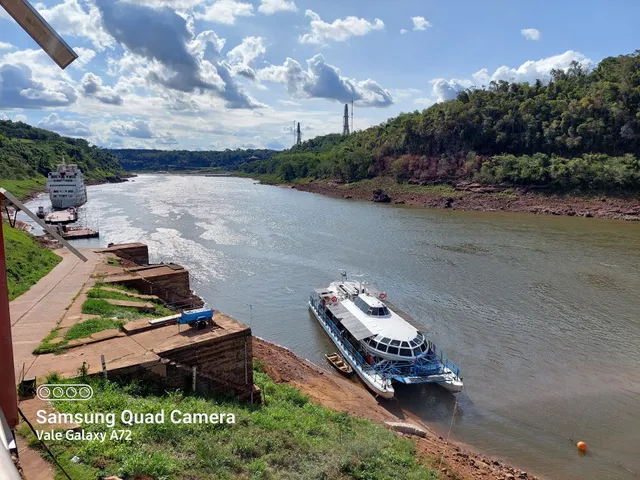 Catamarán Cruceros Iguazú – Navegación, Shows y Atardeceres Únicos