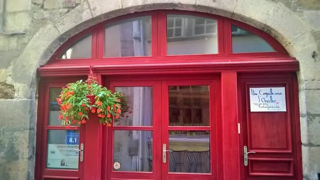 UNE COQUILLE ET L'OREILLER