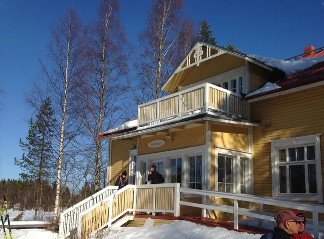 Majatalo Pihlajapuu | Äksyt Ämmät