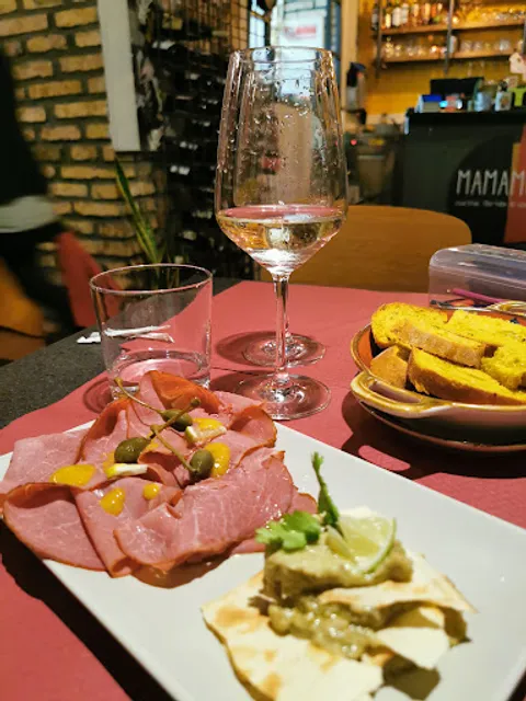 MamaMomo - Cucina Ibrida & Cocktail Bar