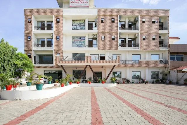 Collection O 46706 Hotel Midway