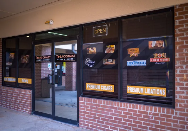 Tobacconist Shop & Lounge