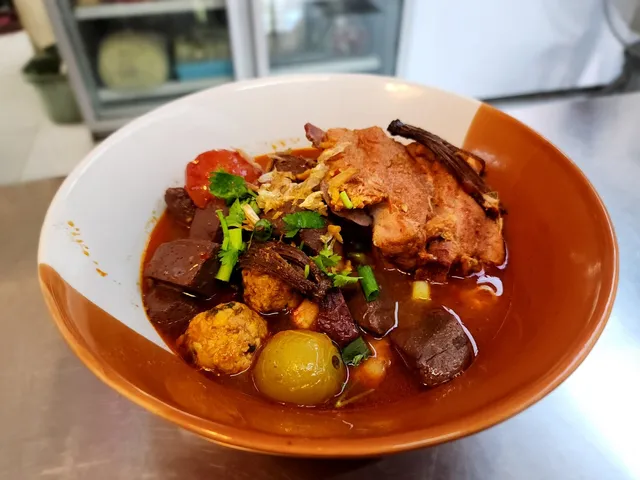 ขนมจีนน้ำเงี้ยวรสเด็ดหลังวัดพวกช้าง