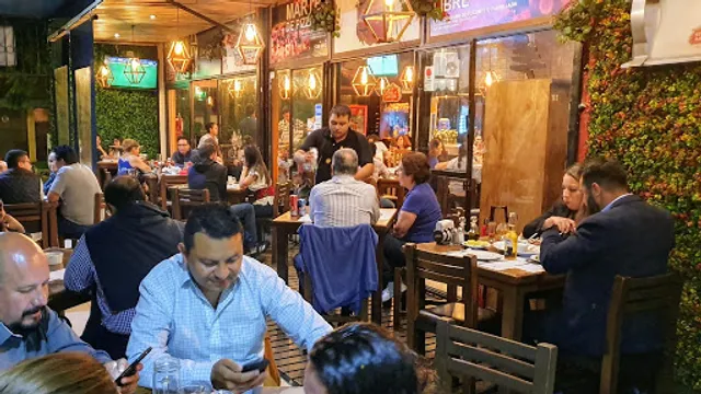 El Medio y Medio / Satélite