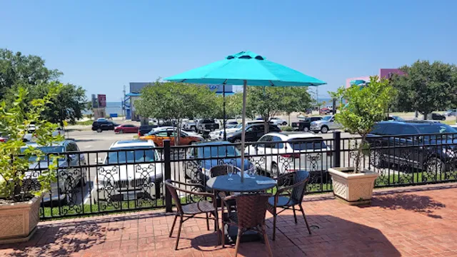 White Pillars Restaurant and Lounge