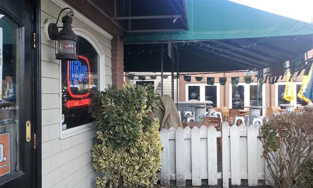 Boathouse Bar & Grill